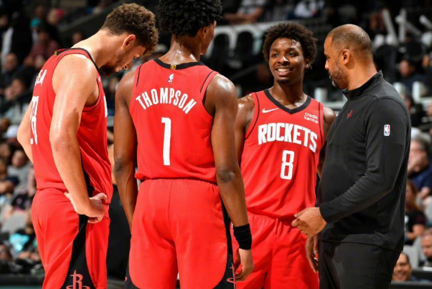 与首发五虎, 但显然乌度, 箭队内线的