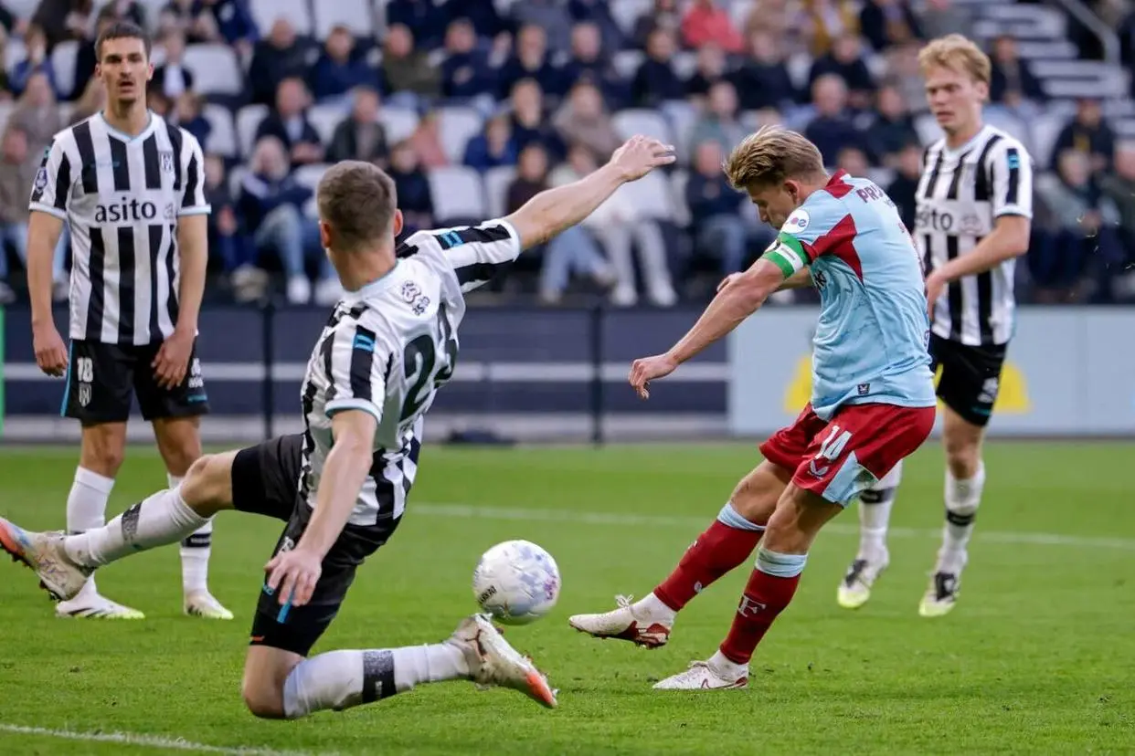 其中日本球, 首位在荷甲, 稳居第